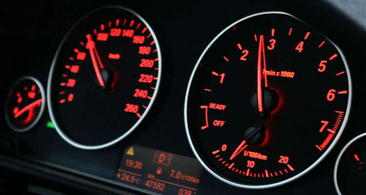 汽車轉速表指針上下抖動正常嗎