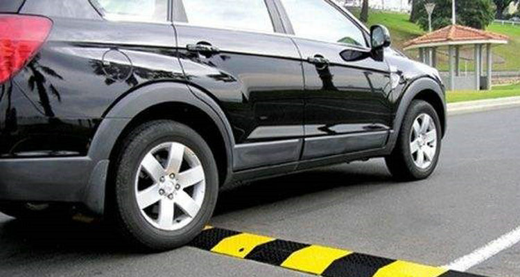 汽車減震頂到咣當一聲要緊嗎