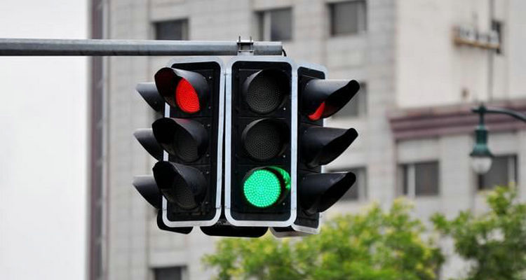 自動擋等紅綠燈掛什么檔位