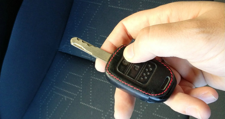 汽車鑰匙鎖車里了怎么辦