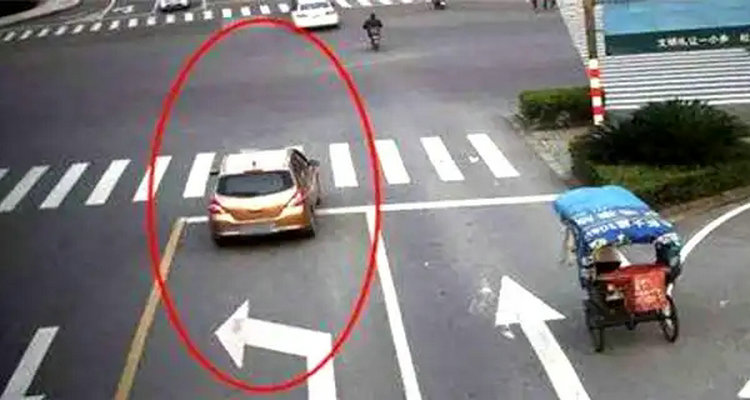 左轉彎道綠燈直行算違章嗎