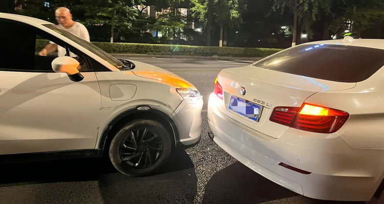 前車變道導致后車追尾是誰的責任