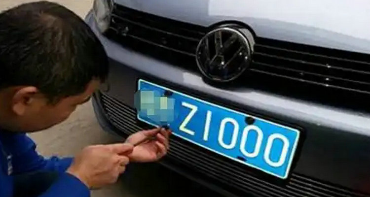 舊車(chē)賣(mài)了車(chē)牌可以裝到新車(chē)上嗎