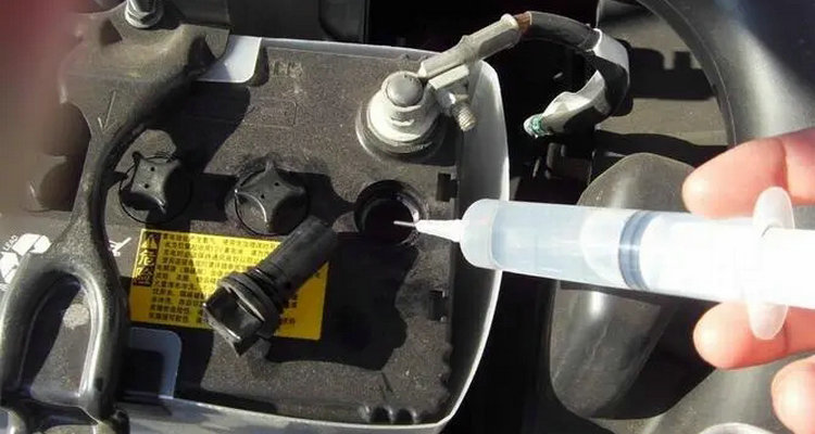 汽車電瓶補充液怎么加