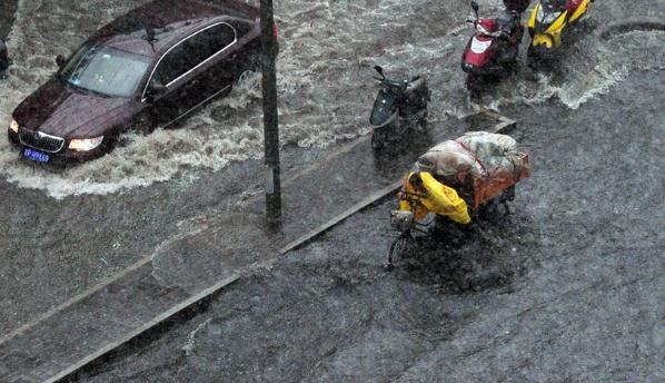 汛期行車安全,行車安全要謹慎(遵守規(guī)則)