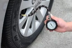 夏天胎壓多少正常合適,2.3bar最合適(低于標準胎壓0.1-0.2bar)