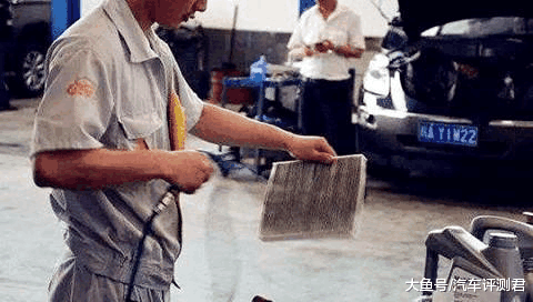 汽車開空調耗油?修車工說漏嘴,一個小動作,既制冷還省油!