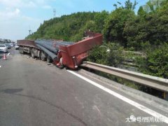 成綿高速發生多車追尾 車輛積壓嚴重