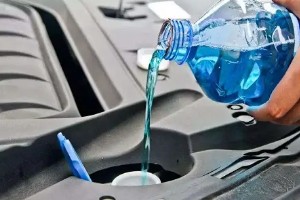 東南a5翼舞玻璃水在哪加 在發動機艙左下角添加