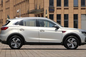 2022款紅旗hs5參數配置 車身長達4.7米(搭載2.0T發動機)