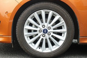 福特?？怂馆喬バ吞栆幐?輪胎型號235/40 r18(固特異輪胎)