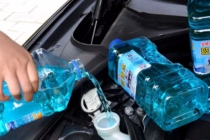 玻璃水凍了怎么解凍什么方法最快 加入除冰劑(等待玻璃水融化)