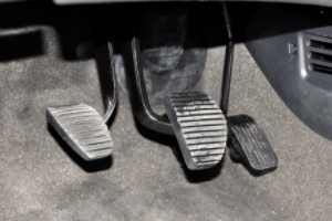 換擋時需要踩離合器嗎 需要踩下離合器踏板(避免車輛出現熄火)