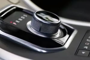 自動擋的剎車太靈敏了怎么辦 根據路況適當踩剎車(調整剎車)