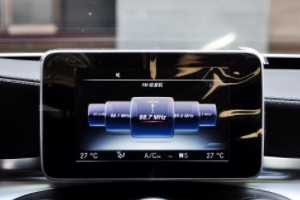 奔馳c中控屏幕不亮了 可以重新啟動系統、檢查鏈接線路、換保險絲