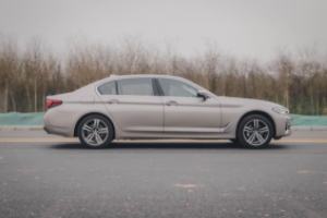 寶馬530裸車價多少錢 裸車售價47.55萬(分期首付19.94萬)