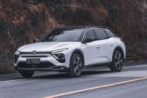 凡爾賽c5x動力怎么樣 馬力可達175匹(搭載1.6T發動機)