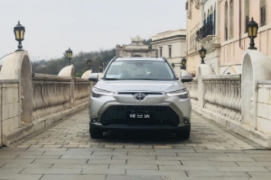 鋒蘭達玻璃水在哪里加圖片 在發動機艙的左下角位置進行添加