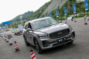 吉利星越L什么加玻璃水 在發動機艙內玻璃水壺內添加