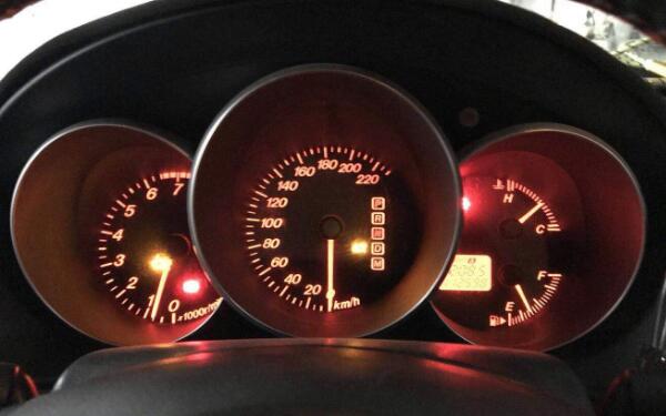 汽車的報警裝置 發動機故障燈亮代表什么