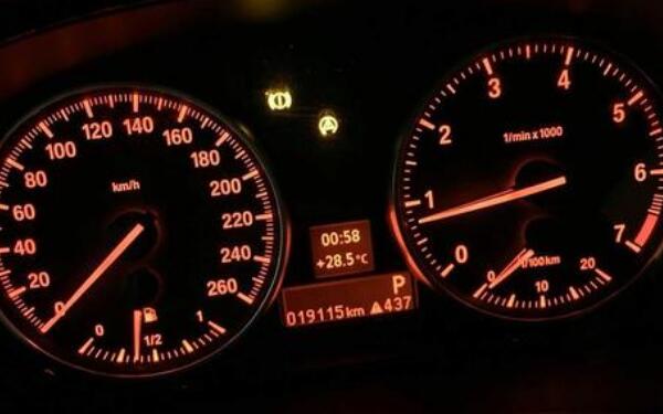 汽車的報警裝置 發動機故障燈亮代表什么