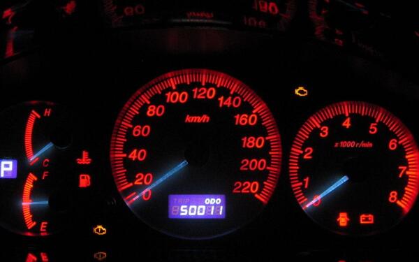 汽車的報警裝置 發動機故障燈亮代表什么