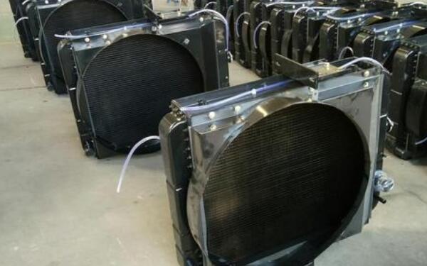 發動機散熱器的性能介紹 清洗散熱器需要注意什么