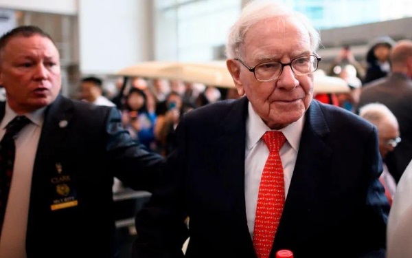 被眾人譽為“股神” 巴菲特的傳奇人生