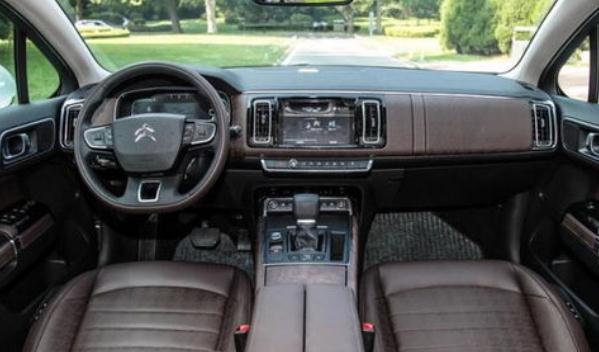 雪鐵龍C6新增車型上市，安全性能進一步提高（內(nèi)飾簡約）
