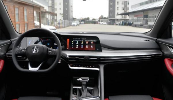 新款長安CS35PLUS上市,下雨自動關窗(貼心又智能)