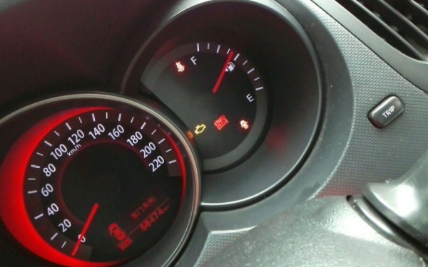 發(fā)動機(jī)故障標(biāo)志亮燈怎么辦 發(fā)動機(jī)故障燈亮什么原因