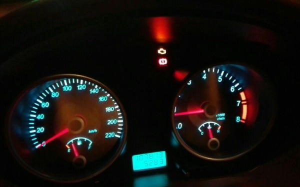 發(fā)動機(jī)故障標(biāo)志亮燈怎么辦 發(fā)動機(jī)故障燈亮什么原因