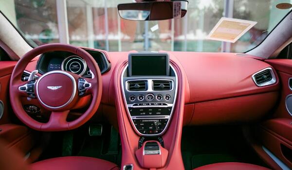 4.0V8與5.2V12大比拼 阿斯頓馬丁dbs和db11區別