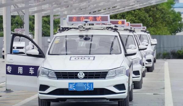 燈光考試直線行駛如何操作 科三考試全過程順序