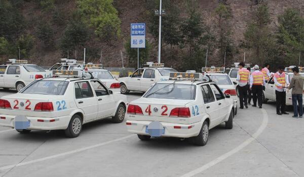 燈光考試直線行駛如何操作 科三考試全過程順序