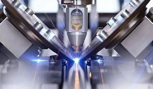 激光焊接車身，焊縫寬度控制在2mm以下（精準可控）