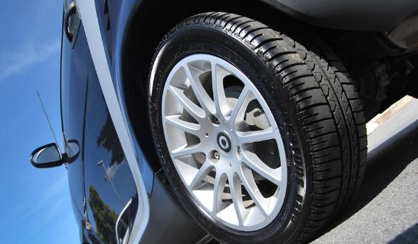 陡坡緩降，維持輪胎抓地力（提高穩定性）