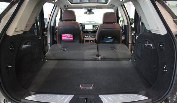 后排座椅放倒,加大空間容積大(自駕游還能舒服的睡覺)