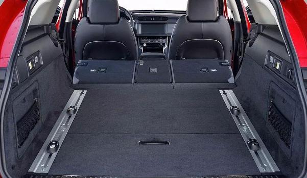 后排座椅放倒,加大空間容積大(自駕游還能舒服的睡覺)