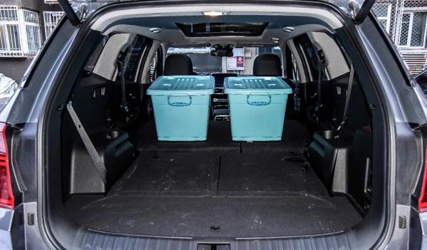 后排座椅放倒,加大空間容積大(自駕游還能舒服的睡覺)