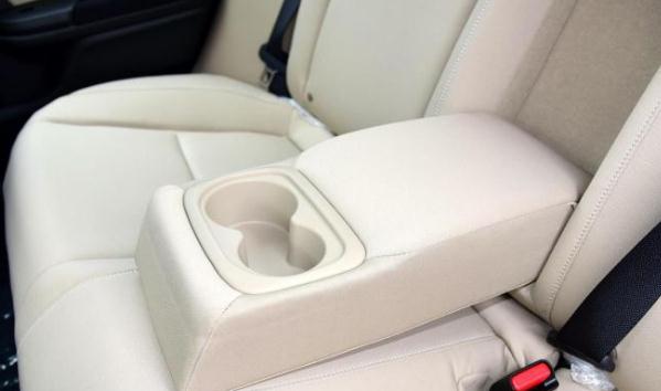 后排杯架,不僅僅是放杯子還能加熱制冷(智能實用很貼心)