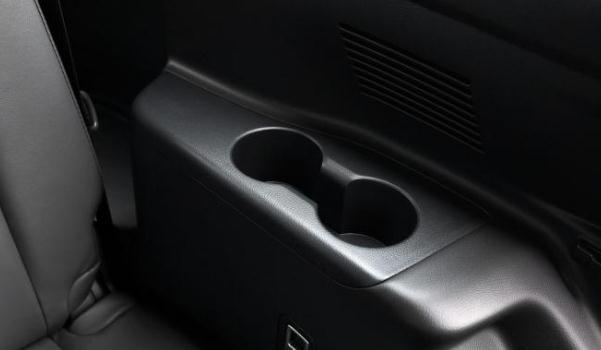 后排杯架,不僅僅是放杯子還能加熱制冷(智能實用很貼心)