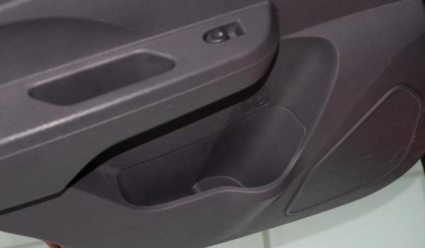 后排杯架,不僅僅是放杯子還能加熱制冷(智能實用很貼心)