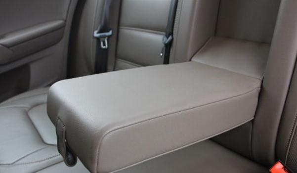 后排中央扶手,可收納可儲物(時(shí)尚奢華有品味)