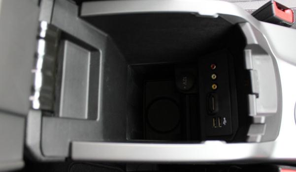 前排中央扶手,儲物又舒適(兩全其美)