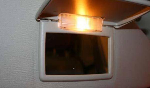 什么是車內化妝鏡,車內化妝鏡不等于后視鏡(后視鏡可以當做化妝鏡)