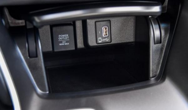 USB/Type-C接口數(shù)量,充電娛樂都滿足(USB接口很方便)