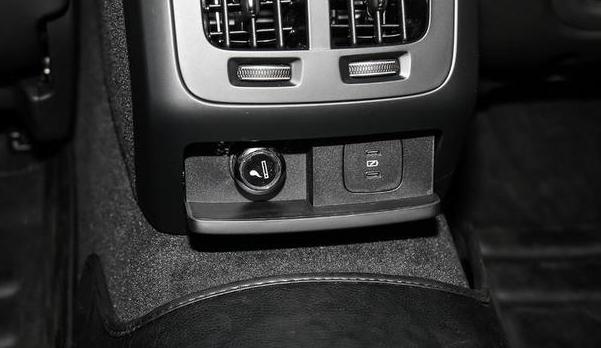 USB/Type-C接口數(shù)量,充電娛樂都滿足(USB接口很方便)