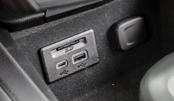 USB/Type-C接口數(shù)量,充電娛樂都滿足(USB接口很方便)