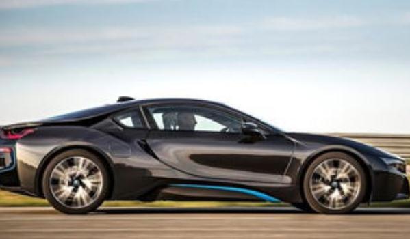 寶馬i8敞篷多少錢，195.8萬元讓消費者可望不可及（豪氣）